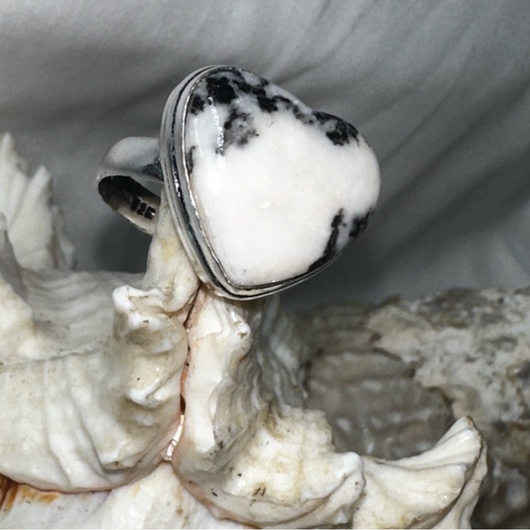 White Buffalo Turquoise heart vintage ring - Picture 3 of 11